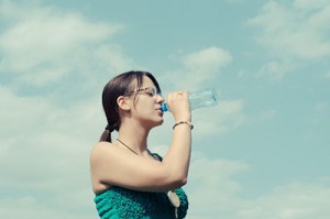 飲む