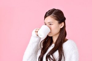 女性飲む1